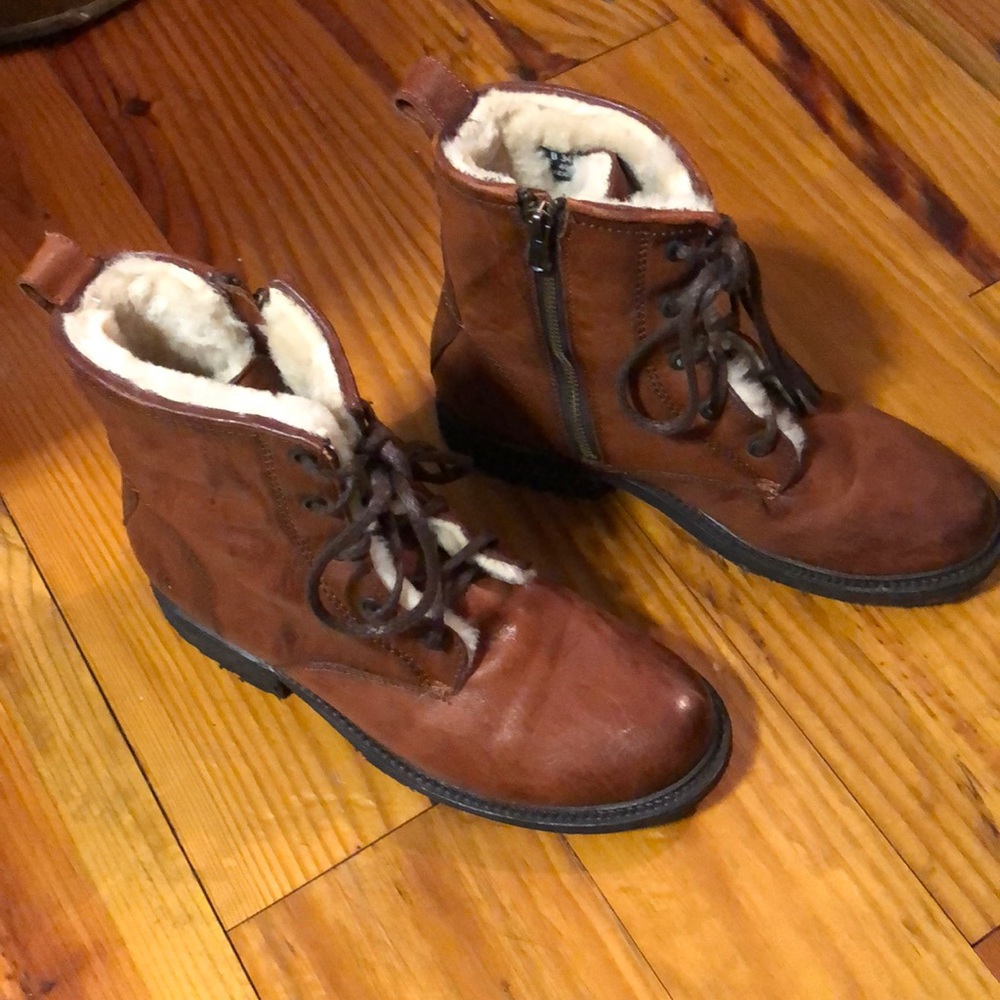 Frye size 8 fur lined brown leather boot